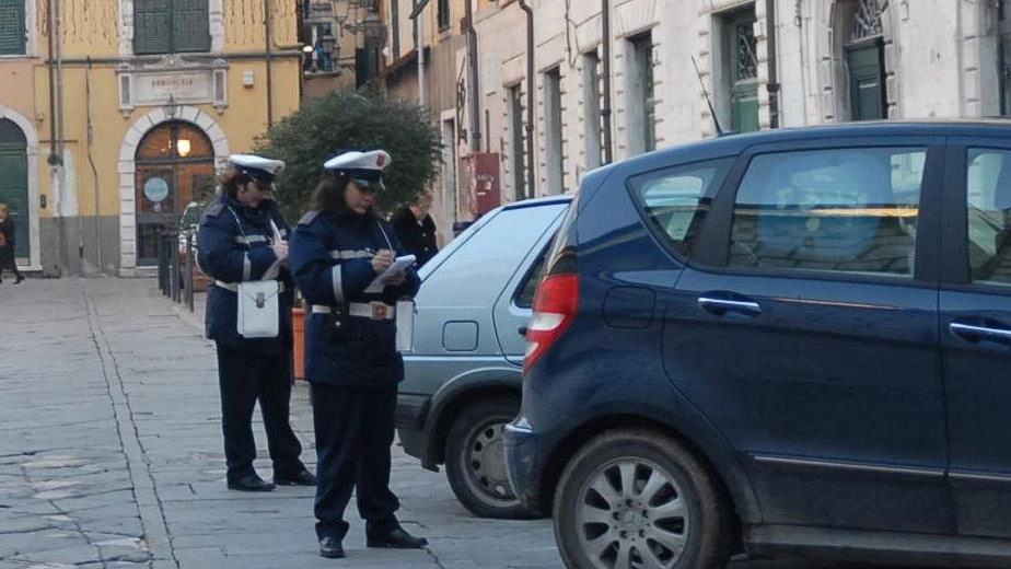 Si trasferisce, accolto con la multa. Investe in centro e apre un ufficio ma al trasloco arrivano i vigili
