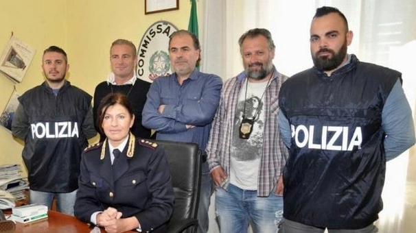 Il vicequestore Ferasin con gli agenti della polizia giudiziaria