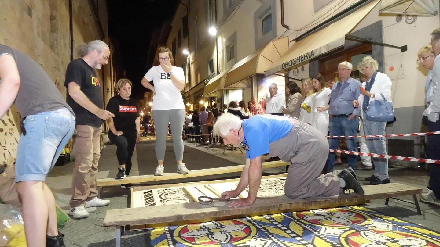 Camaiore, i tappeti di segatura (foto Aldo Umicini)