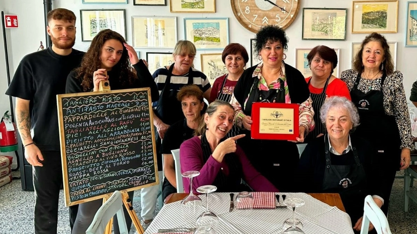 Tiziana Peruzzi, presidente della cooperativa di comunità di San Giovanni delle Contee che gestisce l’Osteria Maccalè, mostra il premio vinto
