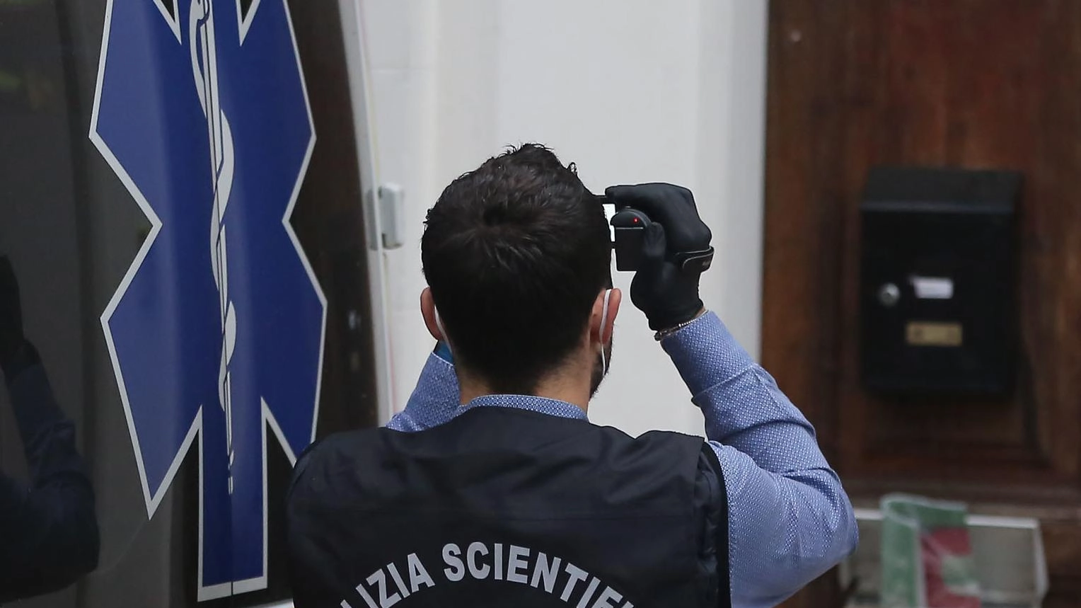 Corpo senza vita scaricato in strada Il pm apre un fascicolo per omicidio Sarà l’autopsia a chiarire i dubbi Corpo senza vita scaricato in strada Il pm apre un fascicolo per omicidio Sarà l’autopsia a chiarire i dubbi