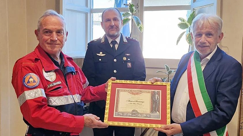 Attestati ai carabinieri per il loro contributo Attestati ai carabinieri per il loro contributo