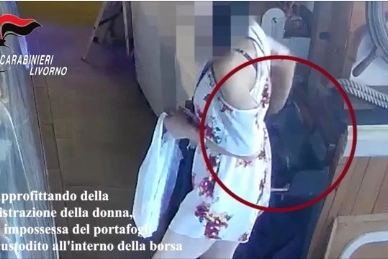 Uno dei furti ripreso dalle telecamere