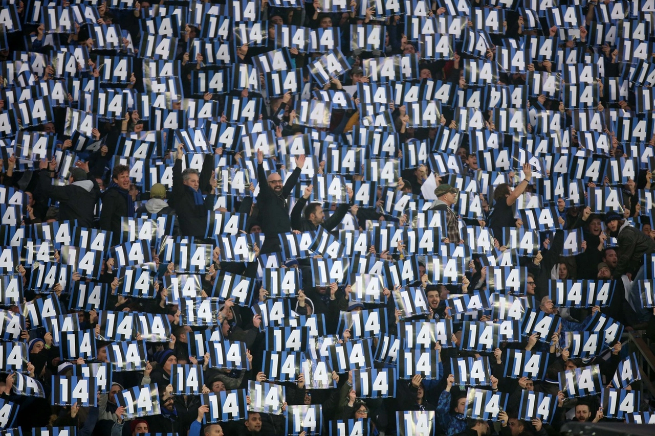I tifosi dell'Atalanta con il numero 14 di Pisani (foto LaPresse)