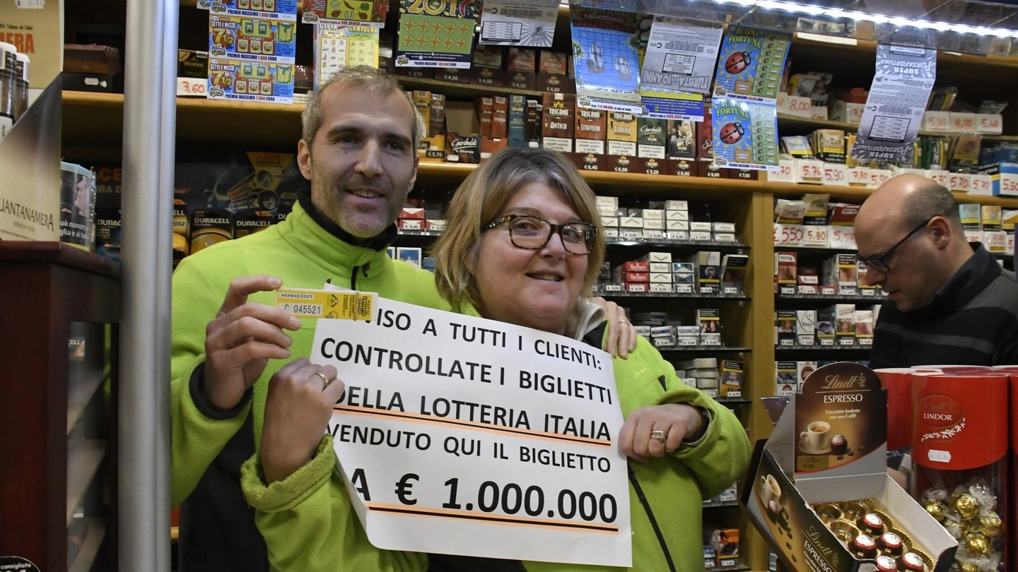 Il tabaccaio dove è stato venduto il biglietto che ha vinto un milione di euro