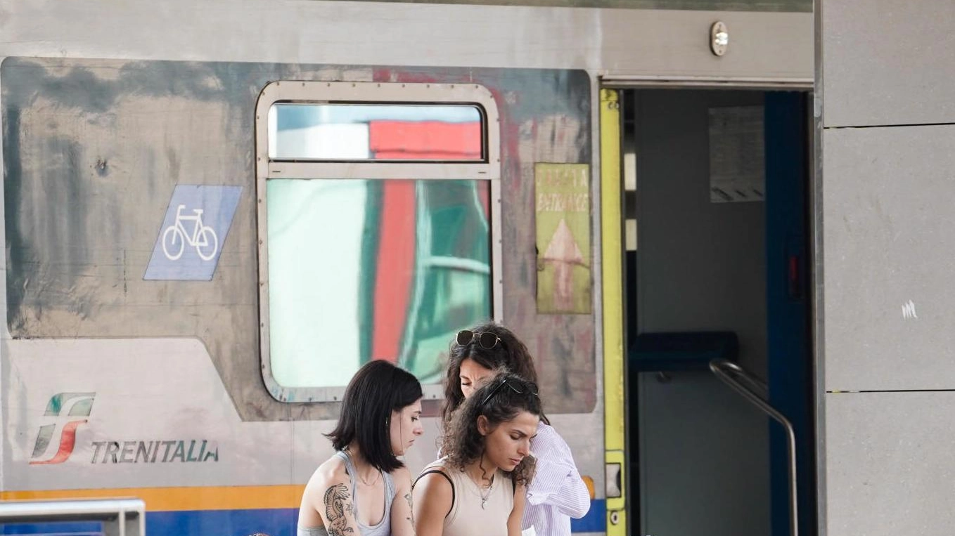 Sciopero treni e tagli ai bus Giornata nera per i pendolari Spostarsi è un vero calvario Sciopero treni e tagli ai bus Giornata nera per i pendolari Spostarsi è un vero calvario
