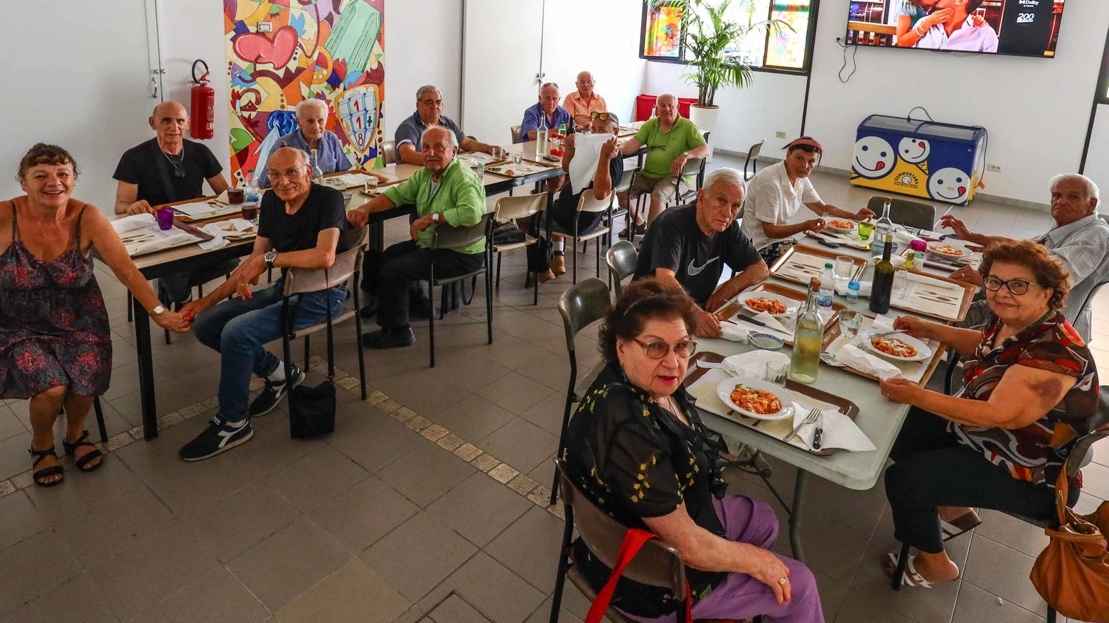 A tavola contro la solitudine Spopola il pranzo dei nonni "Balli, amori e tanta compagnia" A tavola contro la solitudine Spopola il pranzo dei nonni "Balli, amori e tanta compagnia"