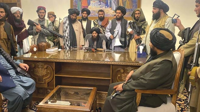 Decine di combattenti talebani hanno preso il controllo del palazzo presidenziale