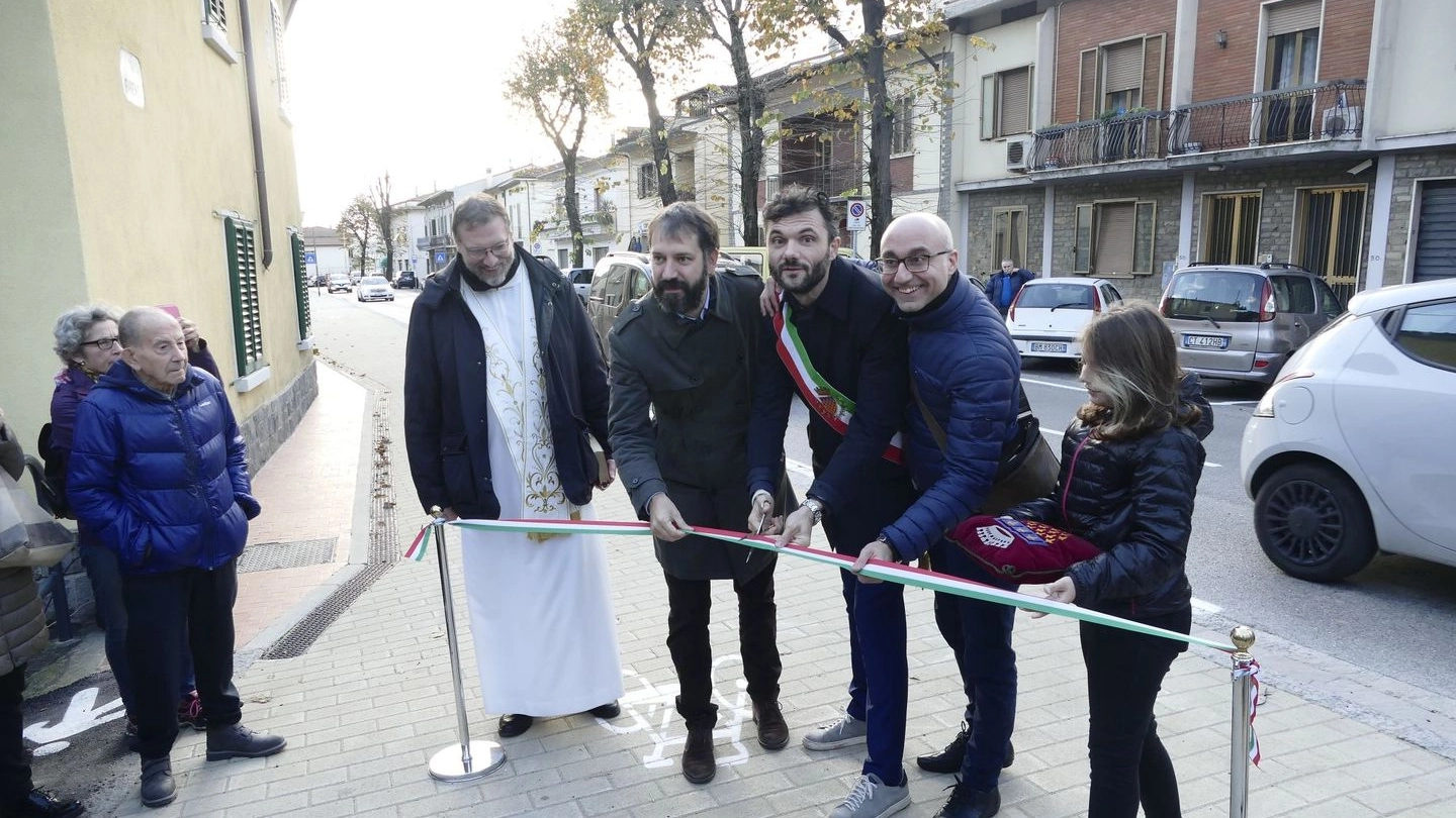 L'inaugurazione del primo tratto della ciclabile di via Firenze (foto Attalmi)