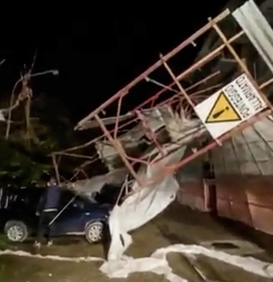 Allerta vento: raffiche a cinquanta all’ora, crolla anche un ponteggio