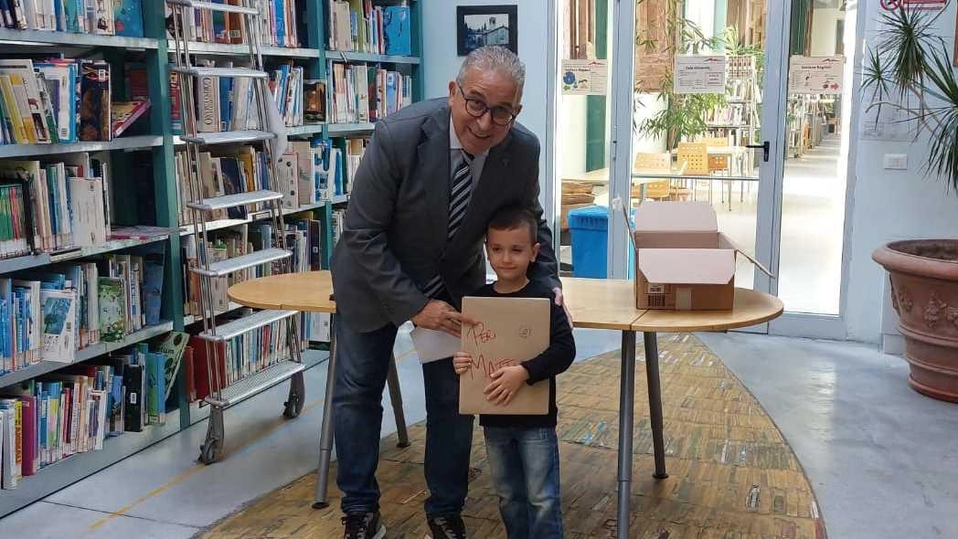 Un super lettore di 5 anni. Premiato dalla biblioteca: ha preso 125 libri in un anno