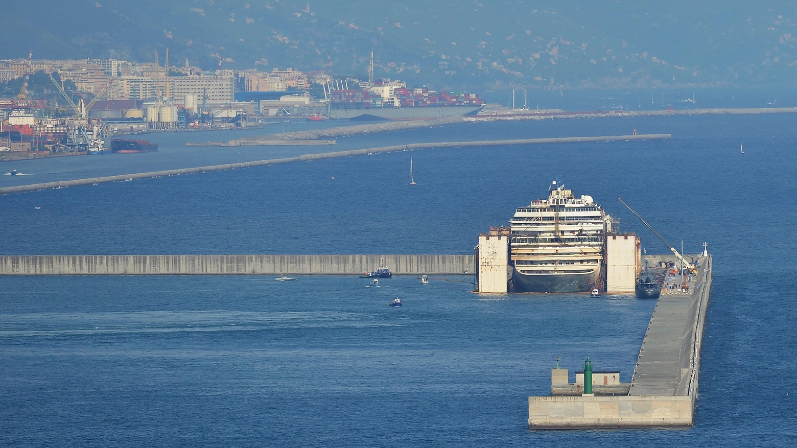 La Costa Concordia nel porto di Genova (foto ANSA/ Luca Zennaro)