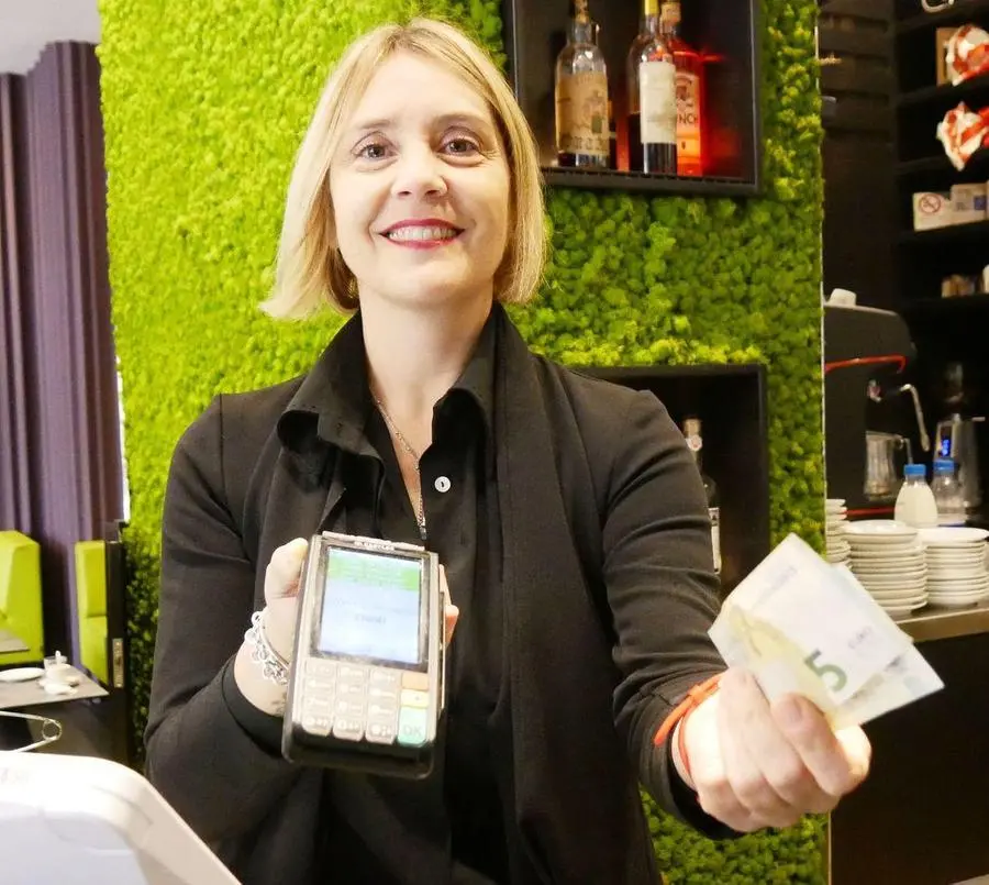 "Da noi solo contanti fino a 5 euro" Ma in locali e negozi vincono le carte