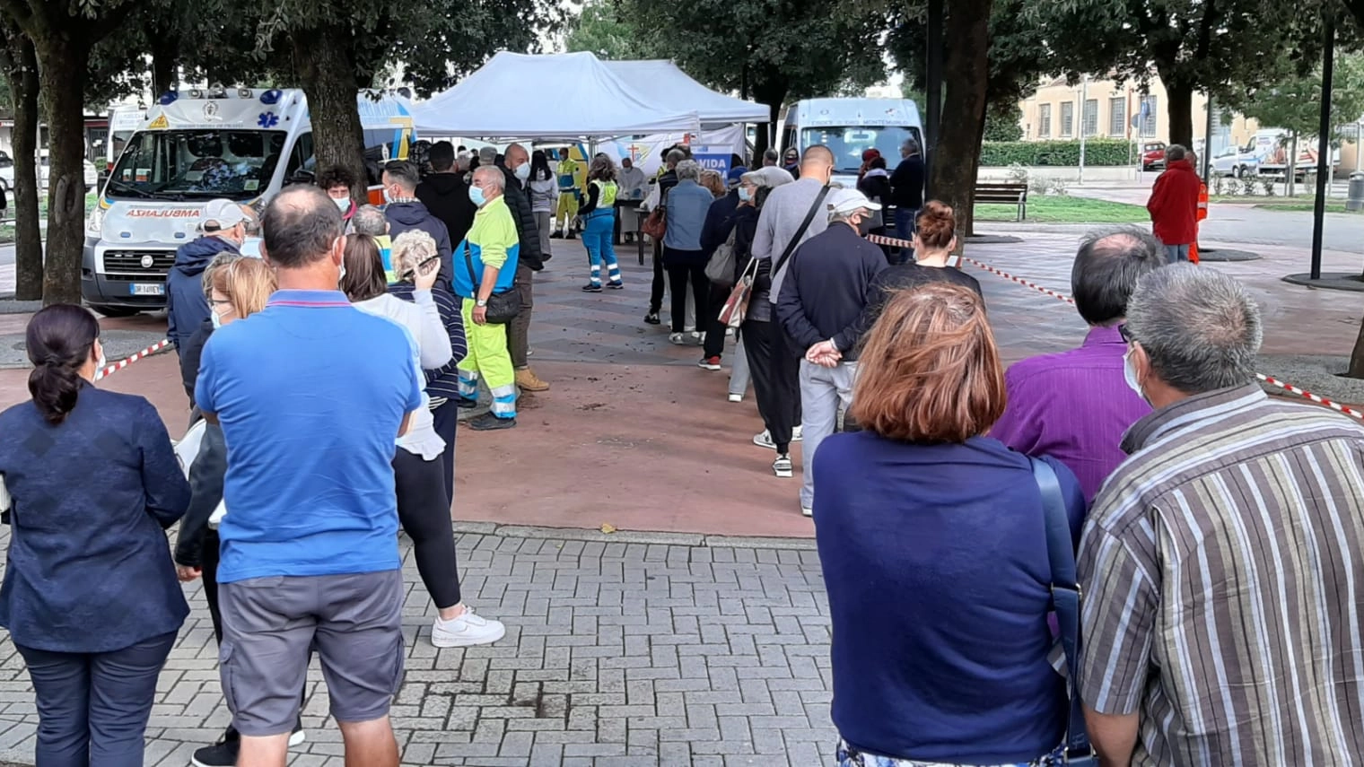 In fila per effettuare il test: qui siamo a Oste di Montemurlo (Prato)