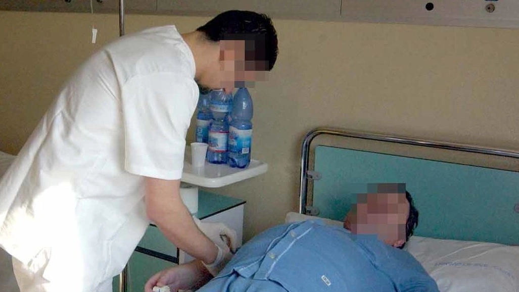 Un paziente psichiatrico viene assistito in ospedale da un infermieri (foto di archivio)