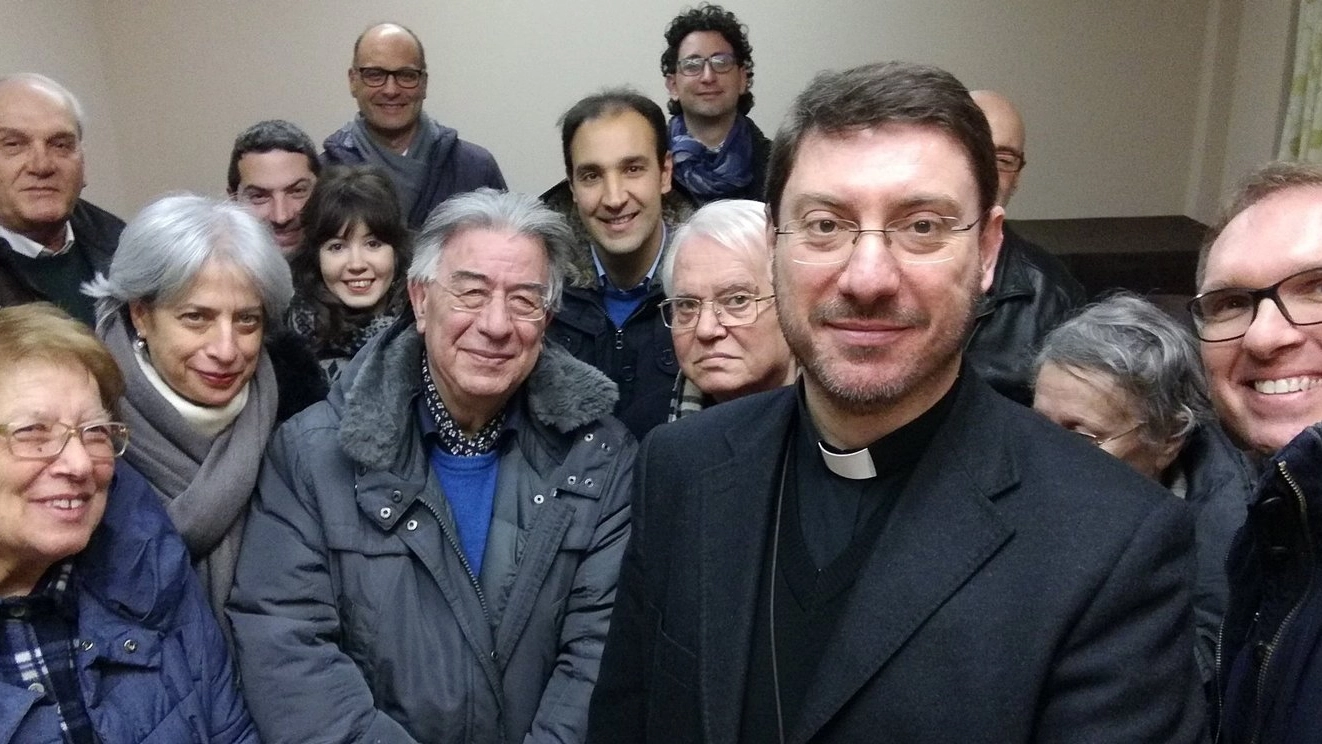 Il vescovo Luciano Paolucci Bedini con gli operatori dell’informazione