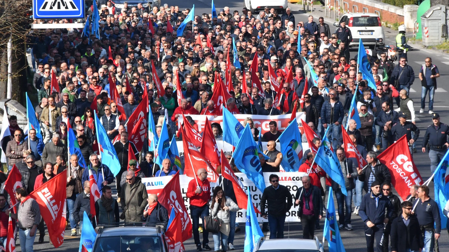 Il corteo (foto Delia) Il corteo (foto Delia)