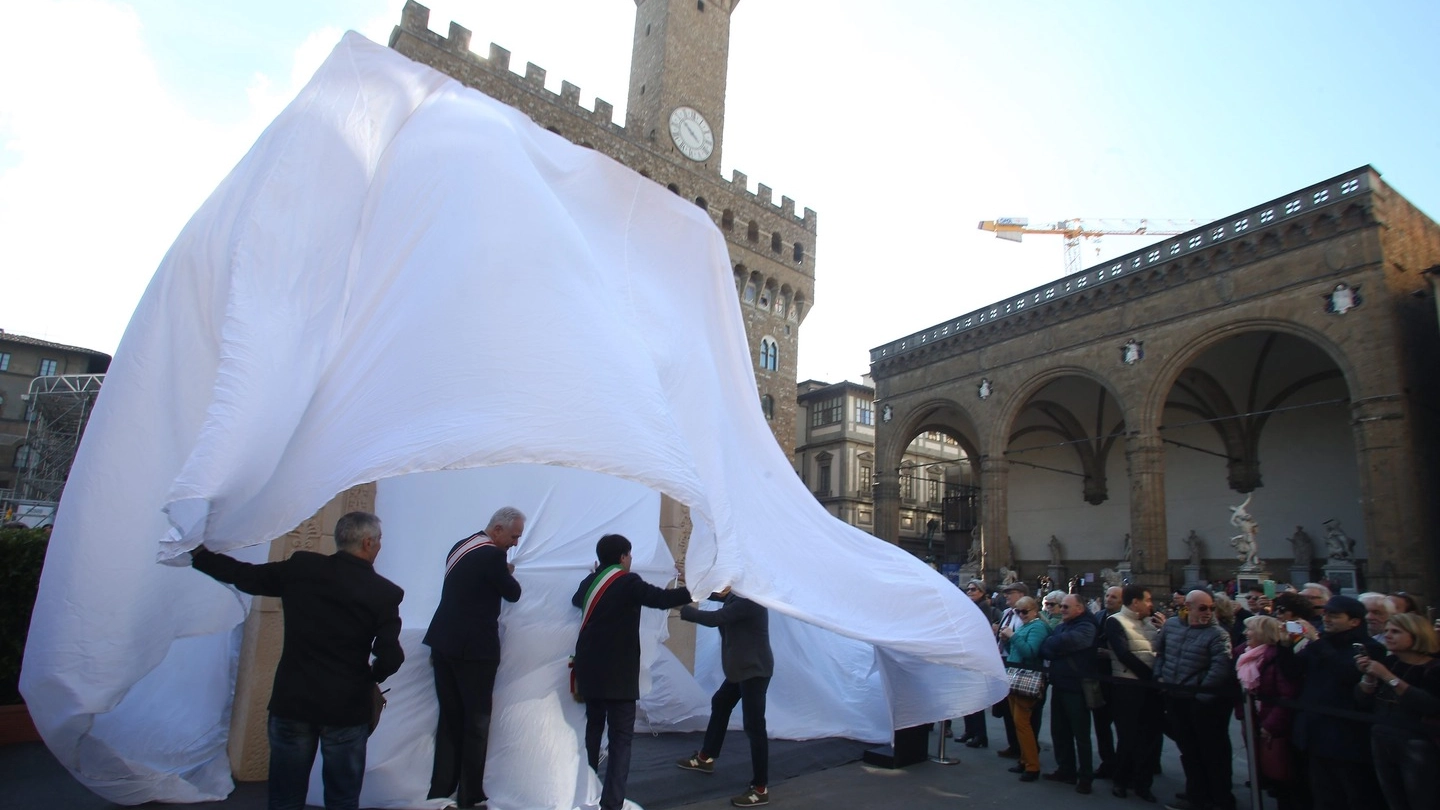 Riproduzione Arco di Palmira in piazza Signoria (foto Gianluca Moggi/New Press Photo)