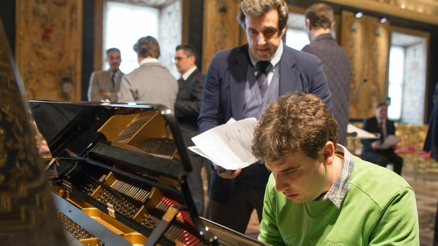 Gabriele mentre suona il pianoforte durante un evento
