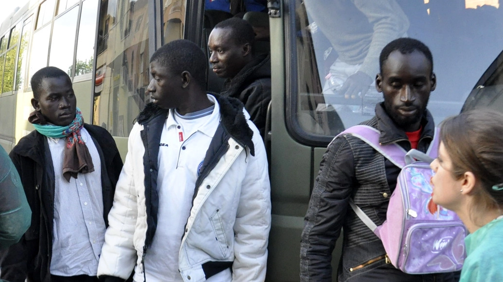 Nell’immagine di archivio alcuni migranti arrivano in un centro di accoglienza