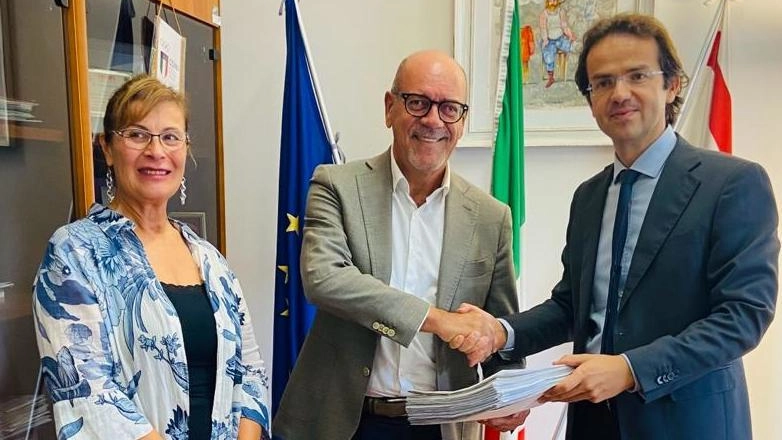 E’ sempre il momento di "Fare". Distretto socio sanitario. Richiesta consegnata in Regione E’ sempre il momento di "Fare". Distretto socio sanitario. Richiesta consegnata in Regione