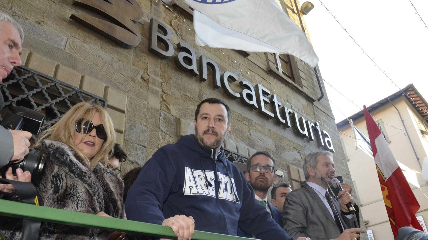 Salvini ad Arezzo davanti alla sede di Banca Etruria (Ansa)