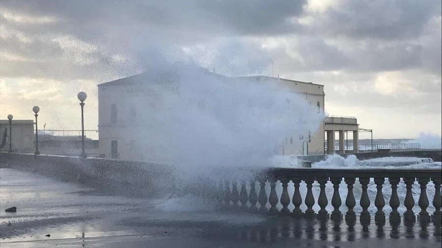 Mare in tempesta e forti raffiche di vento a Livorno (Novi)