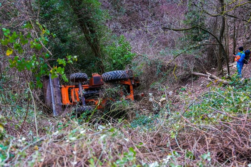 Il trattore finito in un dirupo sul Monte Morello (Foto Germogli)
