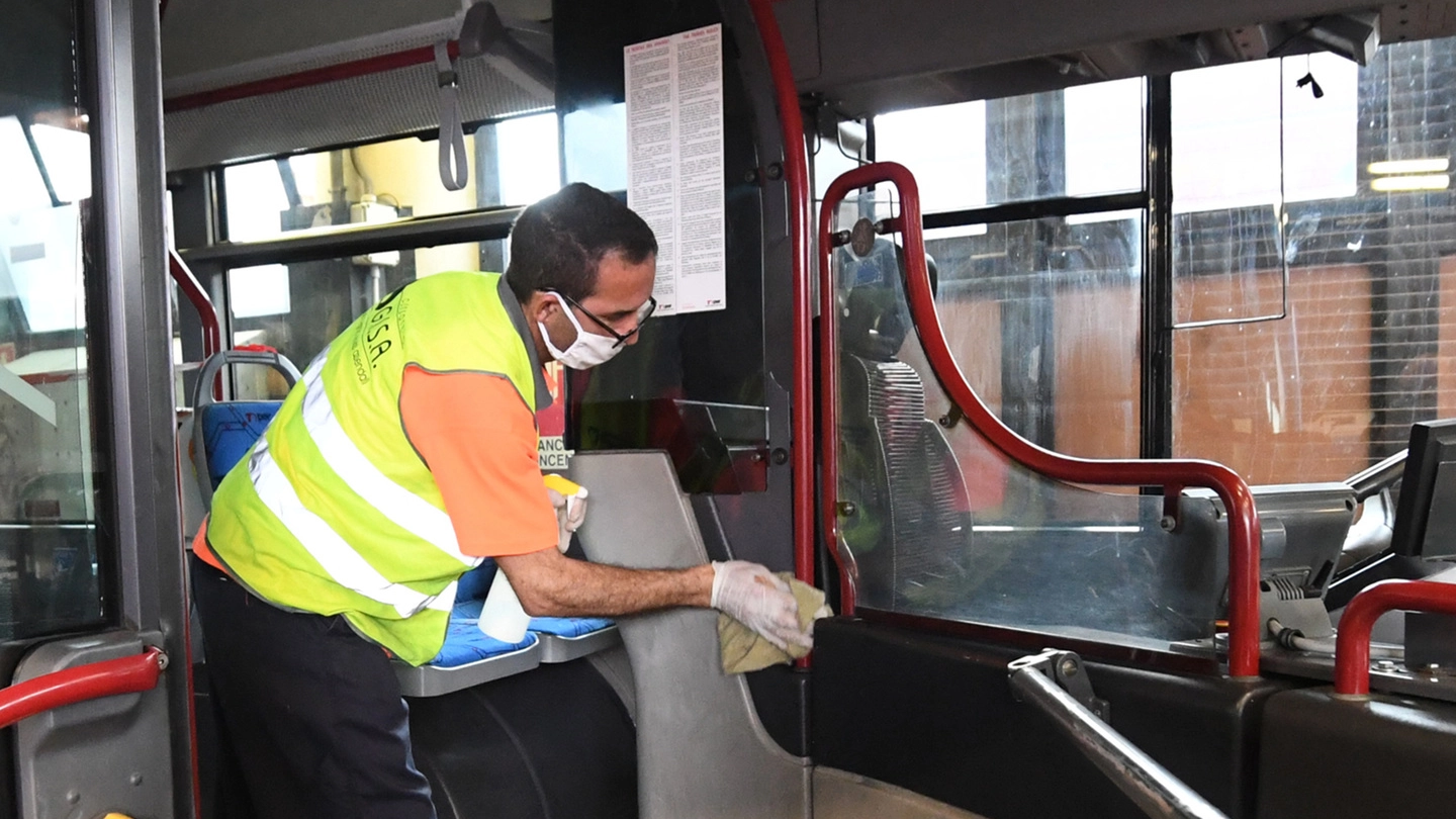 La sanificazione di un autobus (Foto di repertorio)