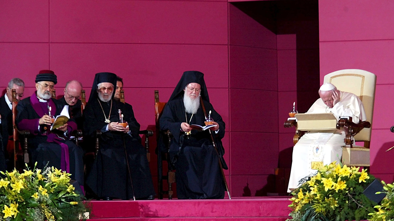 Un momento dell'incontro tradiverse religioni con Papa Giovanni Paolo II