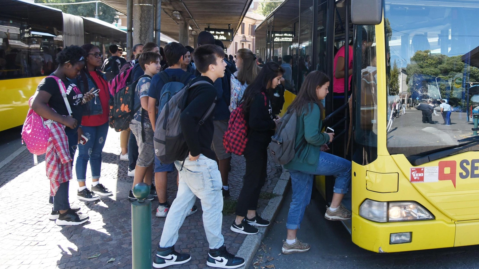 Sciopero, disagi in vari settori . Infermieri in piazza e bus a “rilento“ Sciopero, disagi in vari settori . Infermieri in piazza e bus a “rilento“