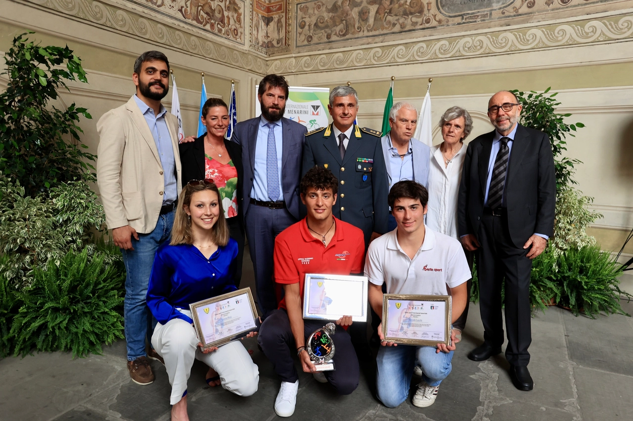 Cosimo Guccione (assessore allo Sport del Comune di Firenze); Valeria Speroni Cardi (membro del Board di Fondazione Fair Play Menarini); Ennio Troiano (membro del Board di Fondazione Fair Play Menarini); Aldo De Donno (Comandante del I Nucleo Atleti del Gruppo Sportivo Fiamme Gialle); Simone Cardullo (Presidente CONI Toscana); Anna Ravoni (sindaco di Fiesole); Antonello Biscini (Presidente di Fondazione Fair Play Menarini); Serena Masi (finalista Premio speciale Fiamme Gialle "Studio e Sport"); Gianluca Gensini (vincitore Premio speciale Fiamme Gialle "Studio e Sport") e Niccolò Lucchi (finalista Premio speciale Fiamme Gialle "Studio e Sport")