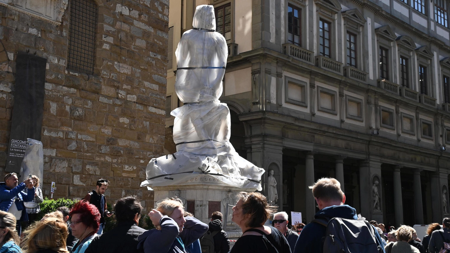 Rimossi i ponteggi a Ercole e Caco Ultime fasi per il restauro della statua Installata una copertura provvisoria Rimossi i ponteggi a Ercole e Caco Ultime fasi per il restauro della statua Installata una copertura provvisoria