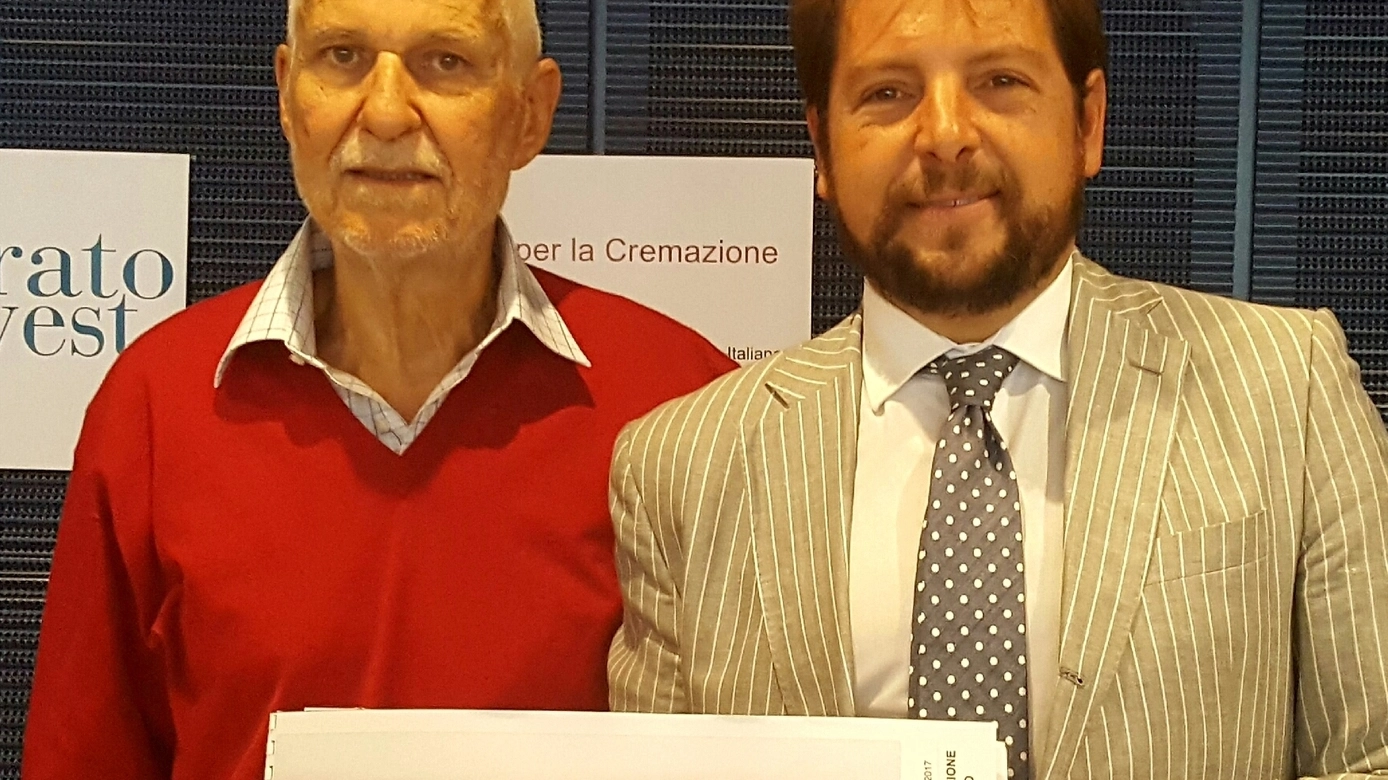 Franco Lotti, a sinistra, presidente della Società per la cremazione con Giulio Lombardo, presidente di Pratoinvest, mostrano il progetto