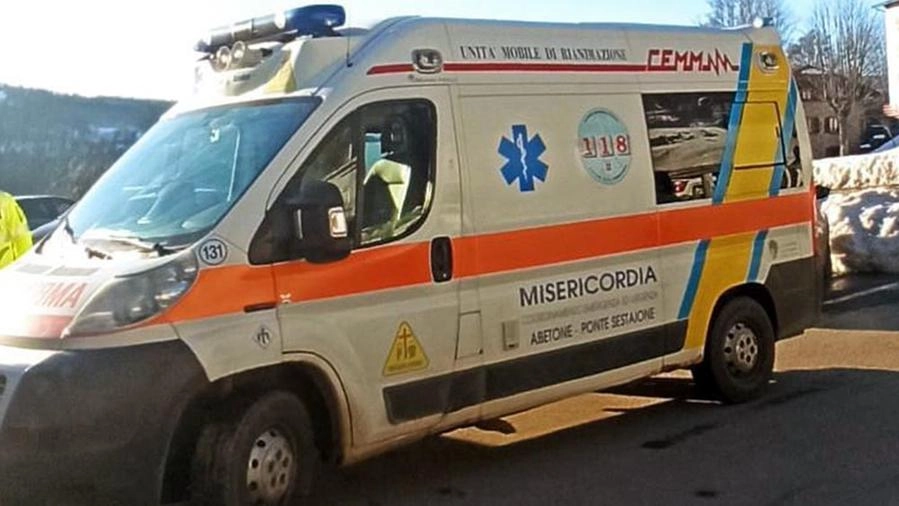 L'ambulanza della Misericordia dell'Abetone sul luogo del soccorso