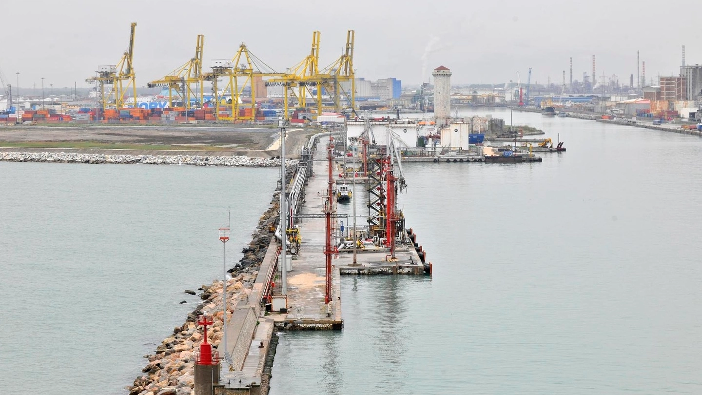 Panoramica del porto di Livorno