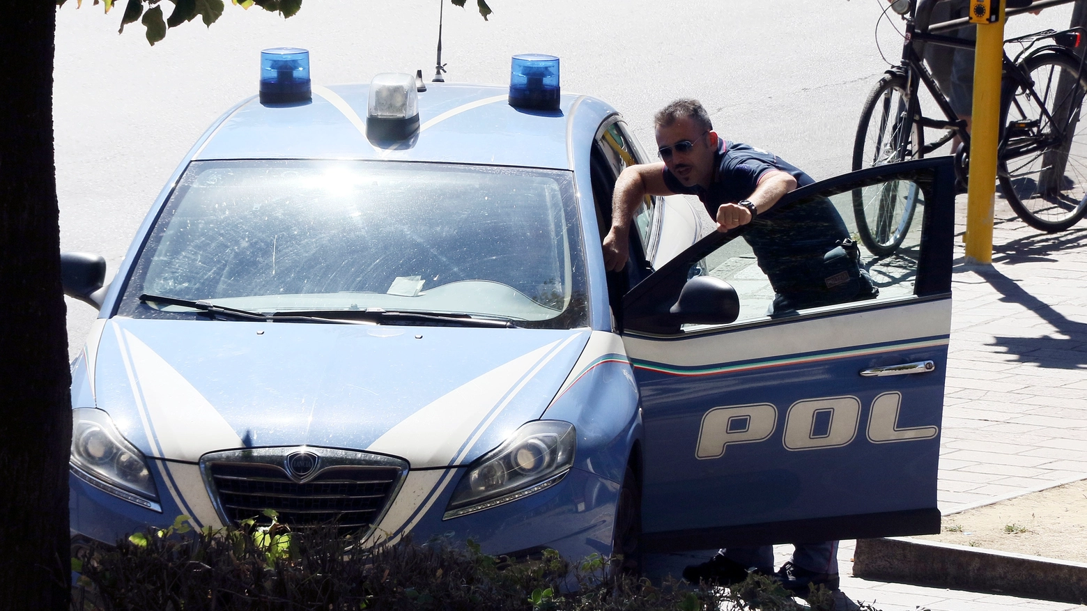 Volante della Polizia di stato in piazza Don Minzoni. Foto Gianni Nucci/Germogli