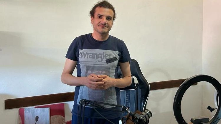 "Arrestato e torturato per le mie idee". Blogger egiziano scappa a Carrara "Arrestato e torturato per le mie idee". Blogger egiziano scappa a Carrara