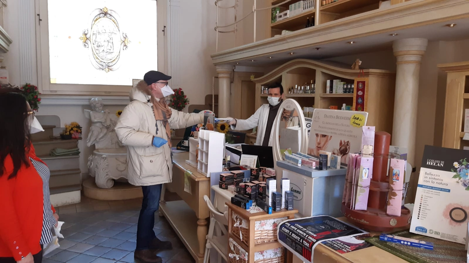 Il sindaco Alessio Spinelli durante la distribuzione delle mascherine nei negozi