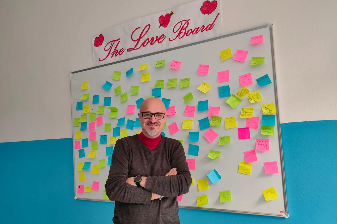 Il dirigente Di Cuffa davanti alla lavagna dell'amore