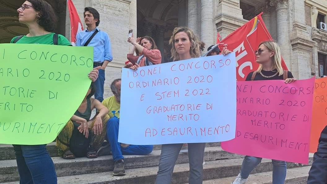 In attesa delle graduatorie gli insegnanti precari protestano In attesa delle graduatorie gli insegnanti precari protestano