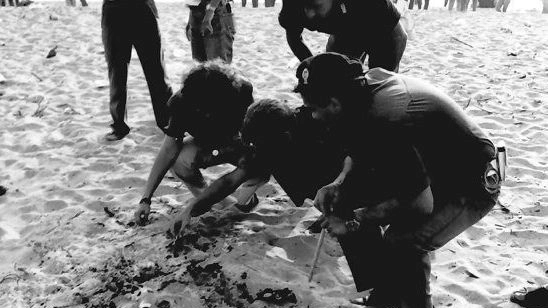 La Scientifica passa al setaccio la spiaggia di Torre del Lago (foto Aldo Umicini)