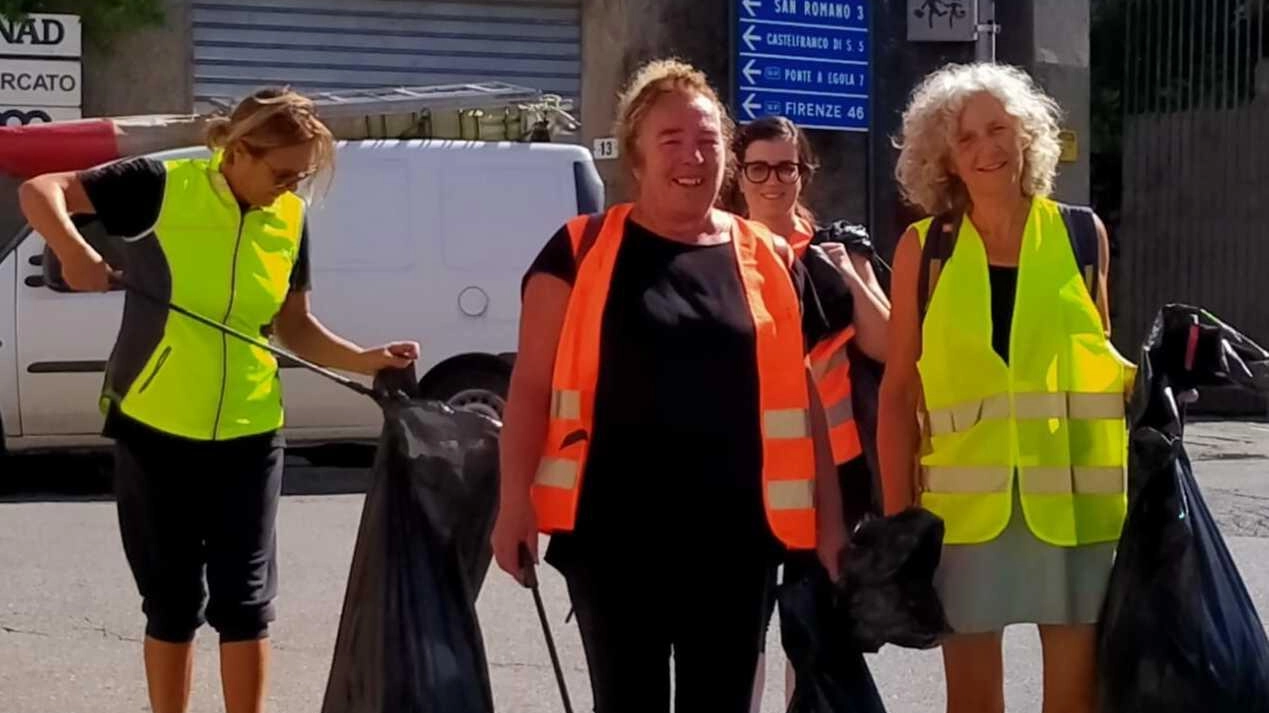 Volontari-spazzini in paese Raccolti sacchi di rifiuti Volontari-spazzini in paese Raccolti sacchi di rifiuti