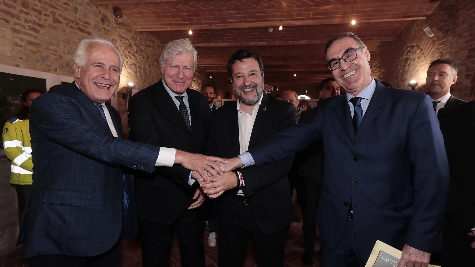 Salvini apre il lotto 9 sulla Due Mari "Si parte con 100 operai al lavoro" Salvini apre il lotto 9 sulla Due Mari "Si parte con 100 operai al lavoro"