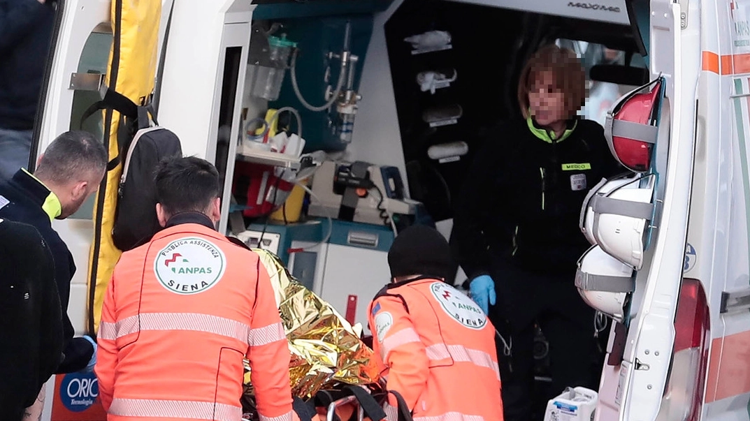 L’ambulanza della Pubblica assistenza in via del Sole mentre porta via la ragazza ferita: è grave