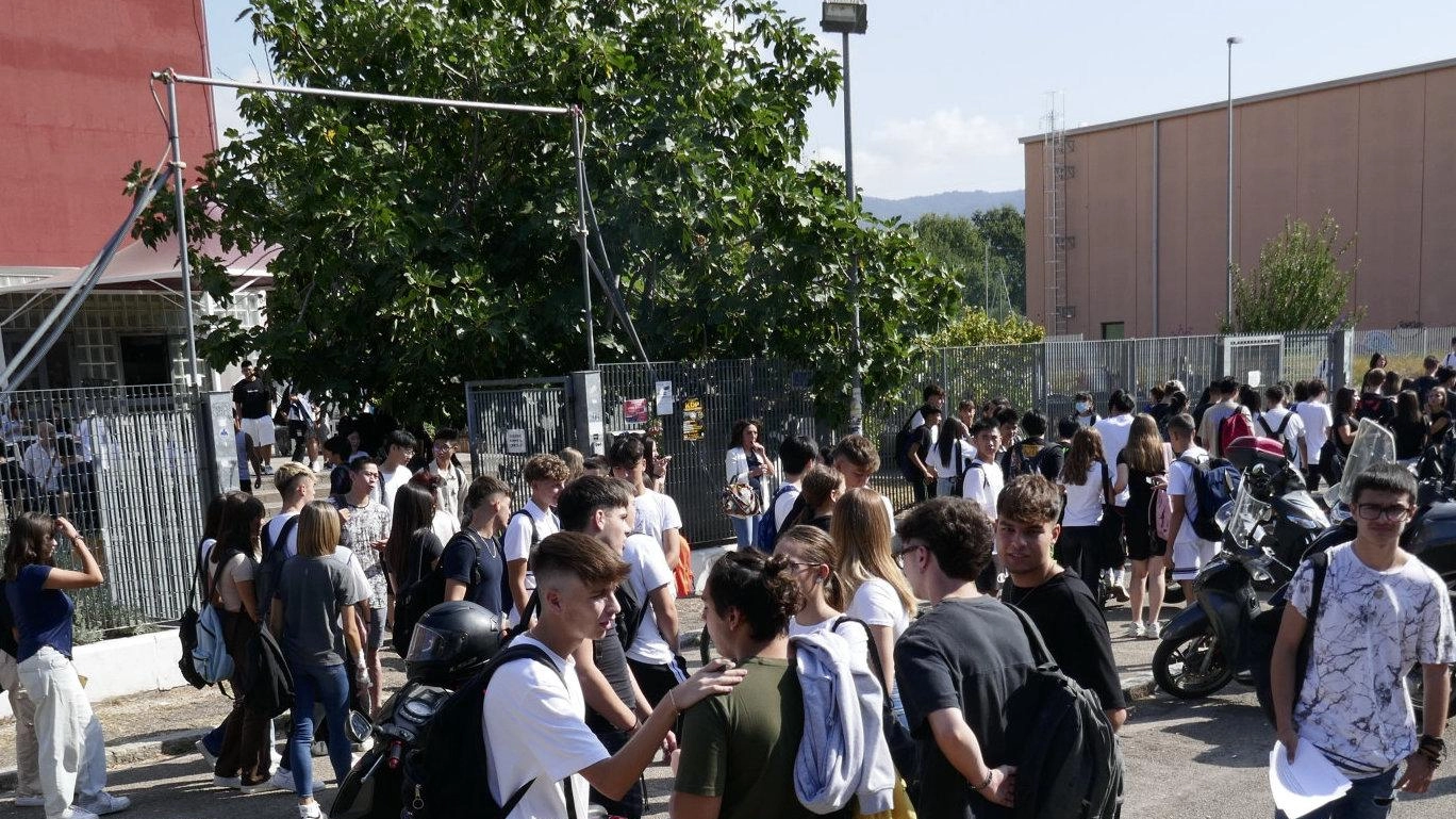"I custodi non bastano" . Volontari entrano a scuola "I custodi non bastano" . Volontari entrano a scuola