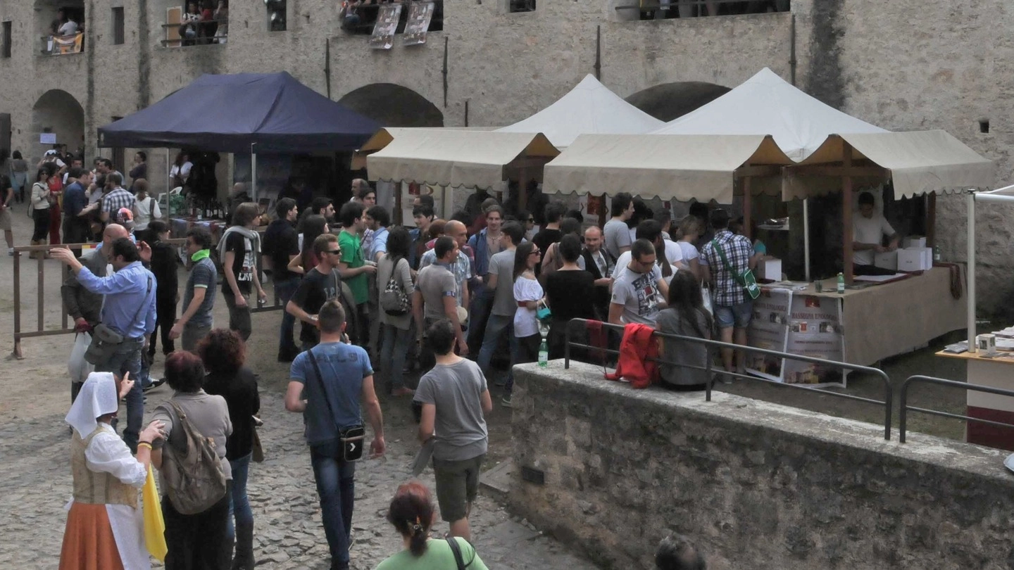 Turisti e residenti all’ultima edizione di «Spino Fiorito» al castello Malaspina