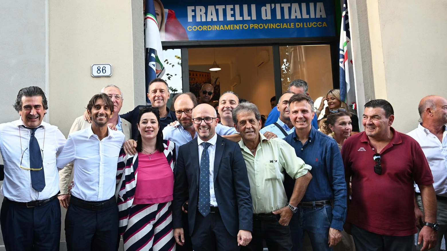 

Taglio del nastro della sede FdI a Lucca: sala gremita di persone