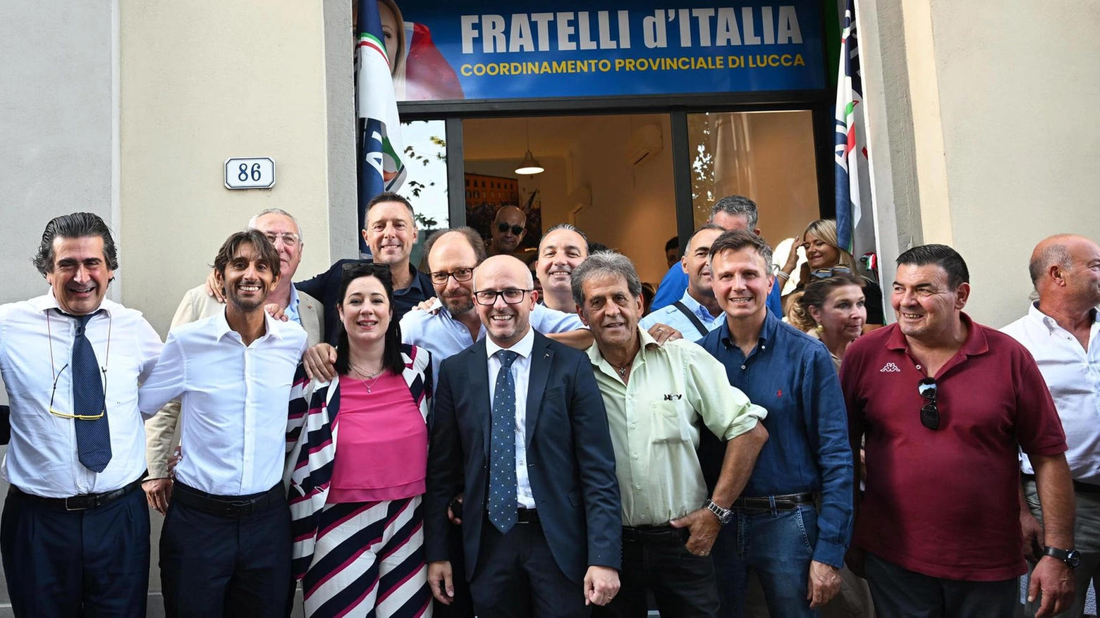 Taglio del nastro della sede FdI a Lucca: sala gremita di persone
Taglio del nastro della sede FdI a Lucca: sala gremita di persone