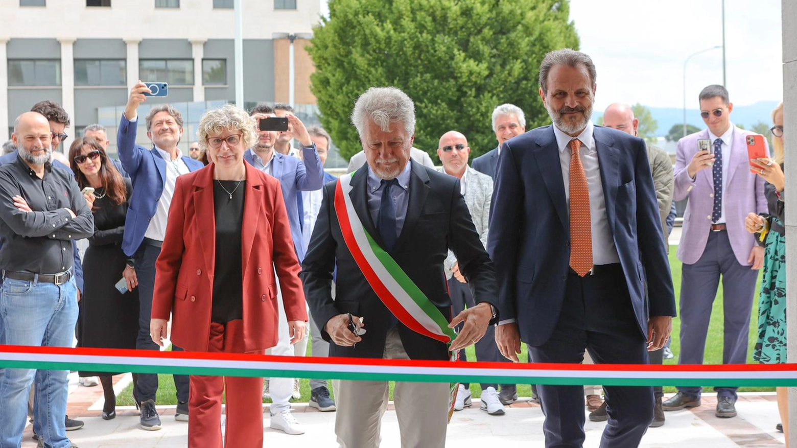 Il taglio del nastro Il taglio del nastro